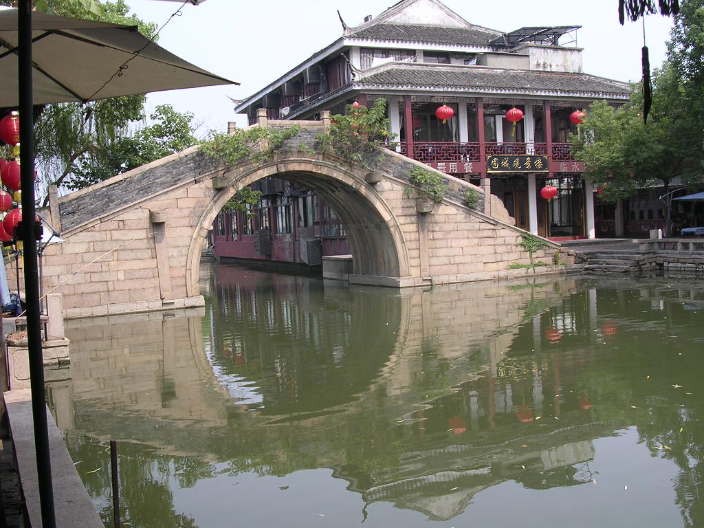 Ponte all'entrata di Zhou Zhuang